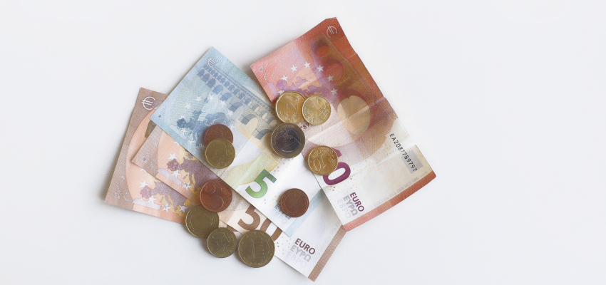 Foto: Euro-Geldscheine und Münzen