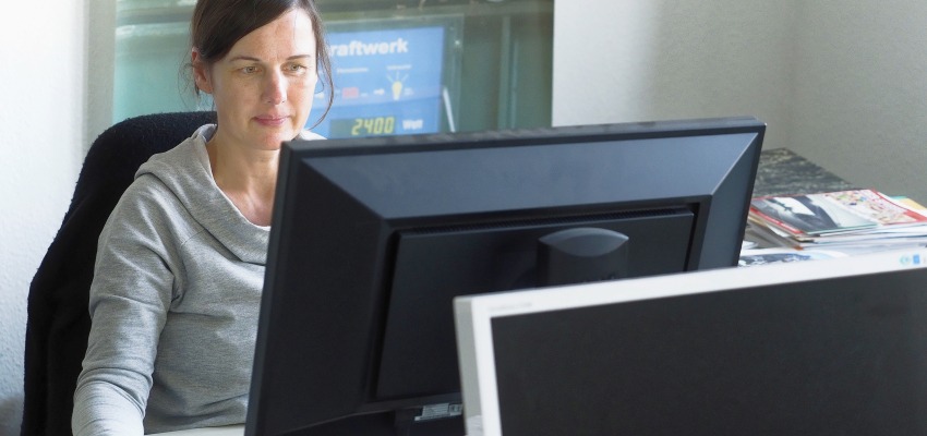 Foto einer jungen Frau vor einem Computer-Bildschirm