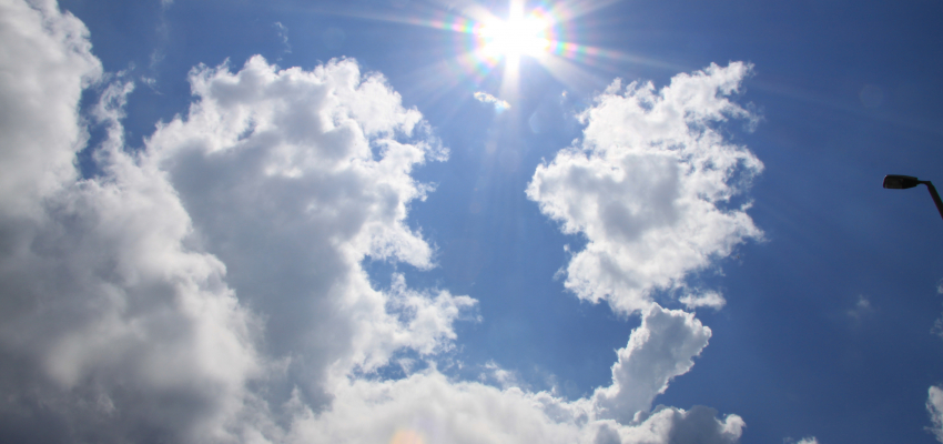 Foto eines blauen Himmel mit weißen Wolken