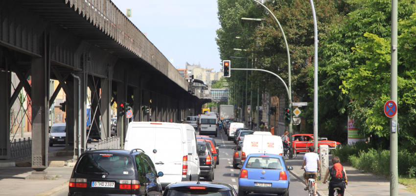 Stau in der Stadt - Foto einer stark befahrenen Straße im Innenstadtbereich