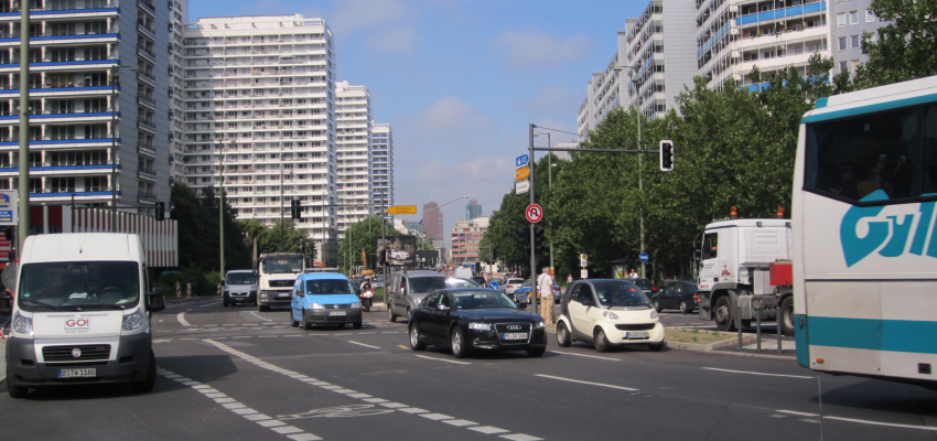 Foto einer Straße mit Radweg